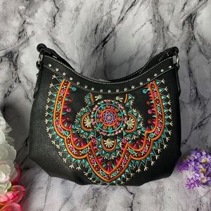 Bolsa bordada con toque artesanal